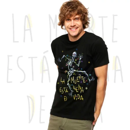 Camiseta colores sobre negro "La Muerte está llena de Vida"