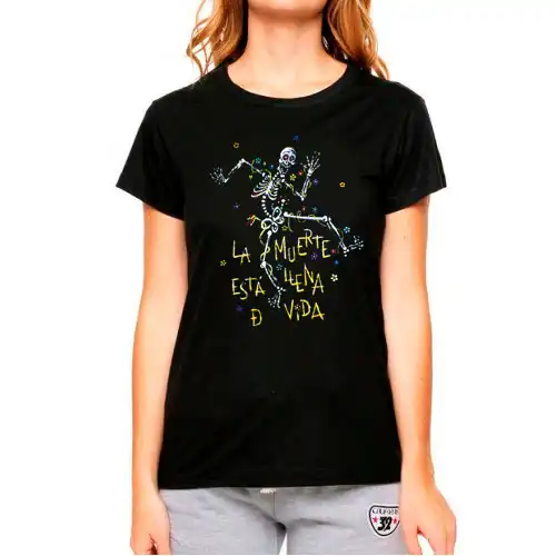 Camiseta colores sobre negro "La Muerte está llena de Vida"