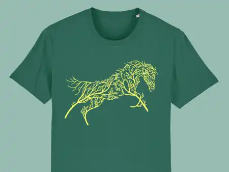 Camiseta con diseño de caballo formado por árboles